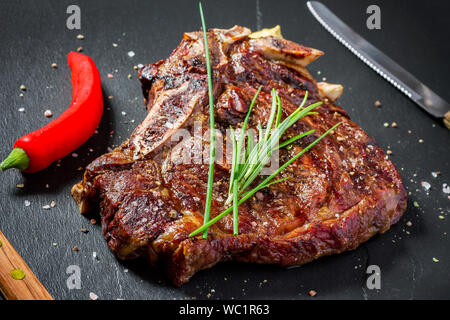 Gegrillte club Steak auf schiefer Platte, Ansicht von oben Stockfoto