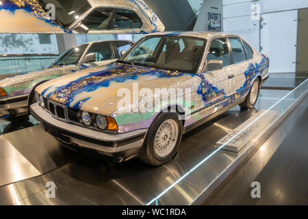 Ein BMW Art Car von Matazō Kayama (1990) Auf der Anzeige im BMW Museum, München, Bayern, Deutschland. Stockfoto