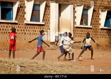 TORIT, SOUTH SUDAN - 20. FEBRUAR 2013: Nicht identifizierte Kinder Fußball spielen in einem Dorf im Süden des Sudan Stockfoto