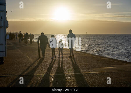 Hunstanton, Norfolk, England, Großbritannien - Januar 1, 2019: die Menschen gehen in nebligen Wintertag in Hunstanton Beach, Norfolk Stockfoto