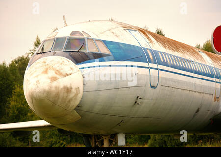 Elemente der alten sowjetischen militärischen Ebene schließen. Stockfoto