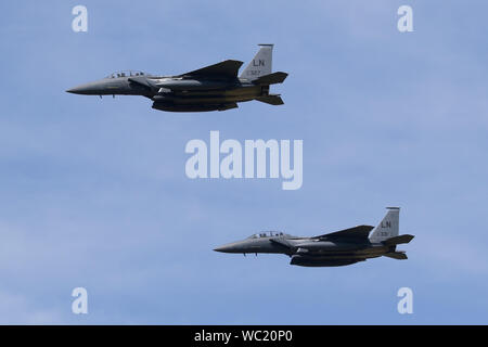 Ein paar der F-15E Strike Eagles aus der 48th FW mit einem Flypast am2019 Wattisham Flugplatz Familien Tag. Stockfoto