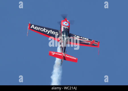 Ein Extra 300 von der Blades aerobatic Team im Steigflug während einer Anzeige an wattisham. Stockfoto