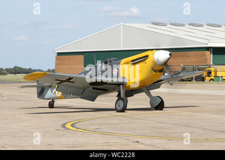 Das Flugzeug Restaurierung Unternehmen Hispano Buchon Rollen in Wattisham während der basisinstallation Familien Tag. Stockfoto