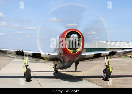 Republic P-47D Thunderbolt "Nellie B" Rollen in Wattisham Flugplatz nach der Ankunft in der Basis Familien Tag. Stockfoto