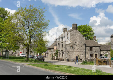 Sommer Straße Szene in dem hübschen Dorf Monyash Peak District, Derbyshire, UK; Head Pub des Stiers auf der rechten Seite. Stockfoto