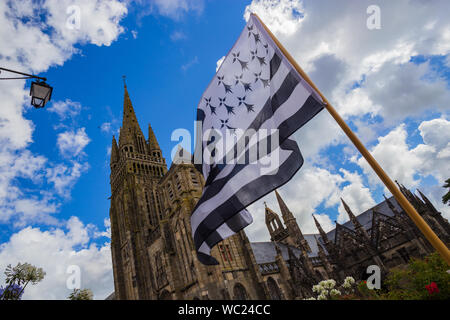 Le Folgoet, seine Kirche und Gwenn-ha-du-Flag, schönes Dorf in der Bretagne, Frankreich Stockfoto