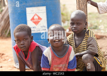 TORIT, SOUTH SUDAN - 21. FEBRUAR 2013: Nicht identifizierte Kinder im Dorf von Torit, South Sudan spielen Stockfoto