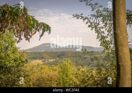 Berg Vrska Cuka in der Nähe von zajecar im Hintergrund eingerahmt von Bäumen Stockfoto