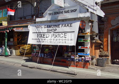 Legian, Bali, Indonesien - 13. August 2018: Indonesische Souvenir shop Werbung für echten gefälschte Produkte. Stockfoto