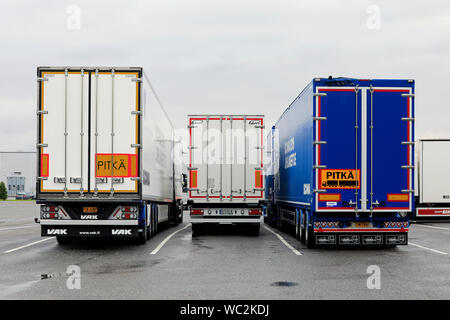 Turku, Finnland. August 23, 2019. Scania Lkw-Hof mit zwei hohe Kapazität transport, HCT, Trailer Ansicht von hinten. Scania in Finnland 70 Jahre Tour. Stockfoto