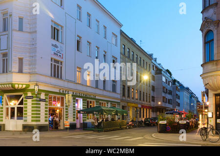 Wien: Bezirk Kaisermühlen Schüttauplatz, Platz, Restaurant im 22. Donaustadt, Wien, Österreich Stockfoto