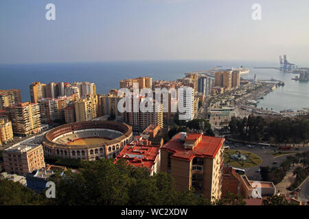 Historische Málaga ist die zweitgrößte Stadt in Andalusien, an der Mittelmeerküste gelegen Stockfoto