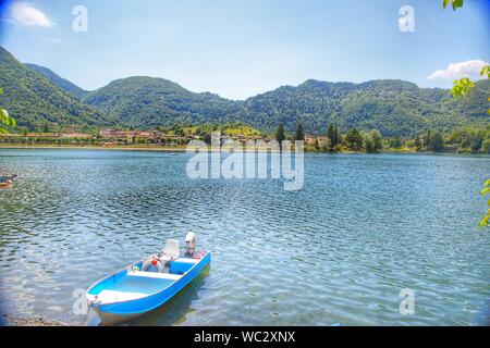 Tolle Aussicht auf die wunderschöne Landschaft der Idrosee in der Provinz Brescia, Lombardei, Italien. Malerische kleine Stadt mit traditionellen Häusern und dem klaren, blauen Wasser. Summe Stockfoto