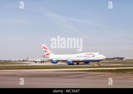 Flugzeuge aufgereiht Startbereit am Flughafen Heathrow, London. Stockfoto