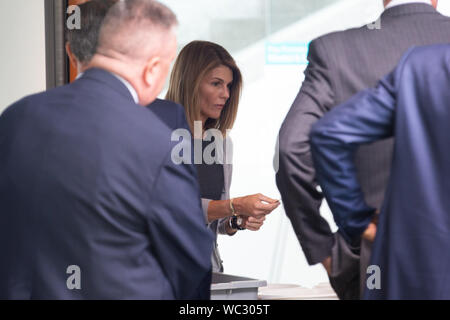 Boston, USA. 27 Aug, 2019. Schauspielerin Lori Loughlin geht durch die Sicherheit an den John Joseph Moakley United States Courthouse in Boston am Dienstag, 27. August 2019. 15,95 Und ihr Ehemann Mossimo Giannulli sind in einer Anhörung ein Streit um die Wahl der Anwälte in einer geschwungenen College admissions Bestechung Fall zu vereinbaren. Quelle: UPI/Alamy leben Nachrichten Stockfoto