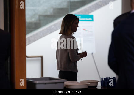 Boston, USA. 27 Aug, 2019. Schauspielerin Lori Loughlin geht durch die Sicherheit an den John Joseph Moakley United States Courthouse in Boston am Dienstag, 27. August 2019. 15,95 Und ihr Ehemann Mossimo Giannulli sind in einer Anhörung ein Streit um die Wahl der Anwälte in einer geschwungenen College admissions Bestechung Fall zu vereinbaren. Quelle: UPI/Alamy leben Nachrichten Stockfoto