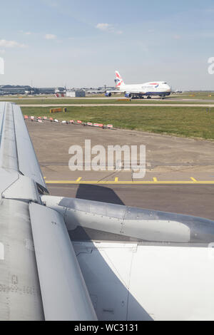 Flugzeuge aufgereiht Startbereit am Flughafen Heathrow, London. Stockfoto