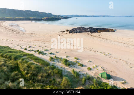 Oldshoremore Strand in NW Schottland mit Zelt im Vordergrund Stockfoto