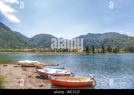 Tolle Aussicht auf die wunderschöne Landschaft der Idrosee in der Provinz Brescia, Lombardei, Italien. Malerische kleine Stadt mit traditionellen Häusern und dem klaren, blauen Wasser. Summe Stockfoto