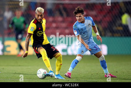 Die watford Roberto Pereyra und Coventry City Callum O'Hare (rechts) während der carabao Cup Achtelfinale an der Vicarage Road, Watford. Stockfoto