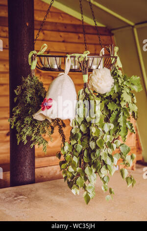 Birke, Wacholder, Eiche Sauna bringt Besen (auch bekannt als vasta, oder venik vihta) Aufhängen und Trocknen. Fühlte sich Frau Sauna hat bei Schwamm. Sauna hat hält Stockfoto