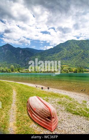 Tolle Aussicht auf die wunderschöne Landschaft der Idrosee in der Provinz Brescia, Lombardei, Italien. Malerische kleine Stadt mit traditionellen Häusern und dem klaren, blauen Wasser. Summe Stockfoto