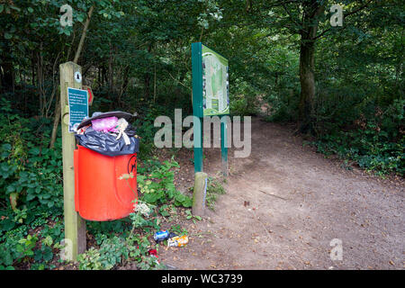 Überquellenden hund Abfall Abfallbehälter in Castell Coch, Tongwynlais, South Wales Stockfoto