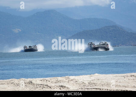 U.S. Navy Landing Craft Luftkissen (LCAC) verhalten Ship-to-Shore in Antwort auf eine simulierte Katastrophenhilfe Situation während UNITAS LX bei Ilha da Marambia, Brasilien, August 27, 2019. Dieses Gerät dient zur Unterstützung der humanitären Hilfe und Katastrophenhilfe Szenarien zu unterstützen. UNITAS ist der weltweit am längsten laufende, jährliche Übung und bringt zusammen multinationale Streitkräfte aus 11 Ländern Brasilien, Kolumbien, Peru, Chile, Argentinien, Ecuador, Panama, Paraguay, Mexiko, Großbritannien und den Vereinigten Staaten zu gehören. Die Übung konzentriert sich auf die Stärkung der bestehenden regionalen Partnerschaft Stockfoto