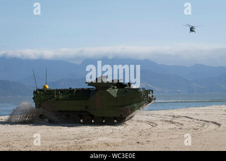 Ein brasilianischer Amphibisches Fahrzeug führt Ship-to-shore Operationen als Reaktion auf eine simulierte Katastrophenhilfe Situation während UNITAS LX bei Ilha da Marambia, Brasilien, August 27, 2019. Dieses Gerät dient zur Unterstützung der humanitären Hilfe und Katastrophenhilfe Szenarien zu unterstützen. UNITAS ist der weltweit am längsten laufende, jährliche Übung und bringt zusammen multinationale Streitkräfte aus 11 Ländern Brasilien, Kolumbien, Peru, Chile, Argentinien, Ecuador, Panama, Paraguay, Mexiko, Großbritannien und den Vereinigten Staaten zu gehören. Die Übung konzentriert sich auf die Stärkung der bestehenden regionalen Partnerschaften ein Stockfoto