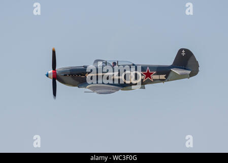 Pilot Greenwood in seinem Jakowlew Yak-3 UA Fliegen an der Kinder in Not wenig Gransden Air & Car Show Airshow, UK. Russische Kampfflugzeug Stockfoto