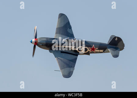 Pilot Greenwood in seinem Jakowlew Yak-3 UA Fliegen an der Kinder in Not wenig Gransden Air & Car Show Airshow, UK. Russische Kampfflugzeug Stockfoto