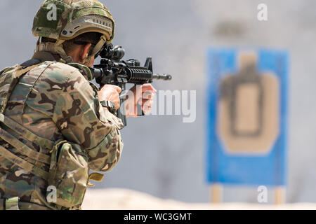 Eine Zypern Special Forces Mitglied, Züge auf Gewehr Fähigkeiten mit den alliierten Streitkräften, plus US Air Force Special Taktik, während der Übung eifrig Lion 2019 bei König Abdullah II Special Operations Training Center, Haschemitisches Königreich Jordanien, Aug 25., 2019. Eifrig, Lion, US Central Command der größte und komplexeste ausüben, ist eine Gelegenheit, Kräfte in einem multilateralen Umwelt zu integrieren, arbeiten in realistischen Gelände und militärische Stärkung der militärischen Beziehungen. (U.S. Air Force Foto von älteren Flieger Sean Campbell) Stockfoto