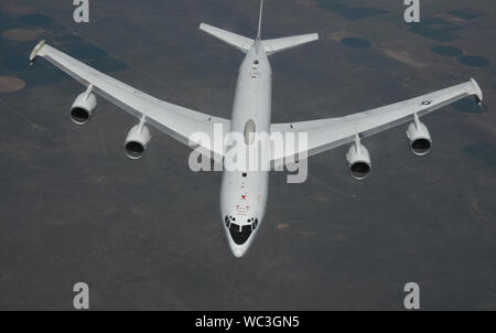United States Navy Boeing E-6B Quecksilber der strategischen Kommunikation ein Kotflügel, Task Group 114,2, Tinker Air Force Base, Oklahoma, hoch über Colorado auf 23.08.2019. Die E-6B wurde durch eine Boeing KC-135 R Stratotanker der 507th Air Refuelling Flügel, Air Force Reserve Command, auch von Tinker AFB betankt. (U.S. Air Force Foto/Greg L. Davis) Stockfoto