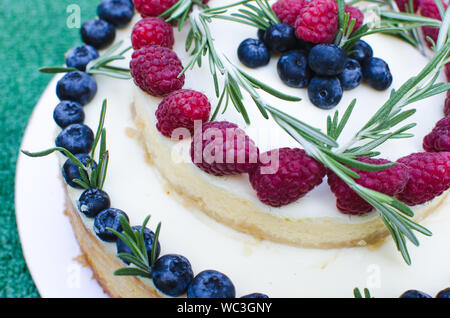 Köstliche Hochzeit Käsekuchen mit Heidelbeeren und Himbeeren Stockfoto