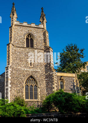 St Michael im Plädoyer Kirche Norwich Norfolk UK. Denkmalgeschützte mittelalterliche Kirche im Zentrum von Norwich. Die Kirche wurde im Jahre 1887 restauriert. Stockfoto