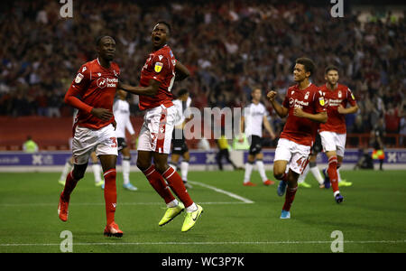 Nottingham Forest Albert Adomah (links) feiert zählenden erste Ziel seiner Seite des Spiels mit Mannschaftskameraden Alfa Semedo (Mitte) während der carabao Cup Achtelfinale auf die Stadt Boden, Nottingham. Stockfoto