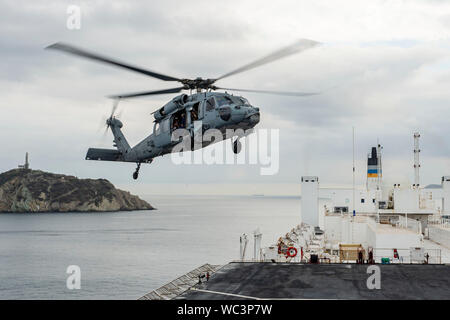 Einem MH-60R Seahawk Hubschrauber zum "Dragon Wale" von Hubschrauber Meer Combat Squadron 28 zugewiesen, die US-amerikanischen Minister für Gesundheit und Soziales, Alex Azar, landet auf dem Flugdeck des Hospital Ship USNS Comfort (T-AH 20), während an der Küste von Santa Marta, Kolumbien, Nov. 25, 2019 verankert. Komfort ist das Arbeiten mit Gesundheit und Regierung Partner in Mittelamerika, Südamerika und die Karibik zu kümmern, auf dem Schiff und an Land-basierte medizinische Websites, wodurch der Druck auf die nationalen medizinischen Systemen durch eine Erhöhung der Venezolanischen Migranten belasteten zu entlasten. (U.S. Marine Foto von Masse Stockfoto