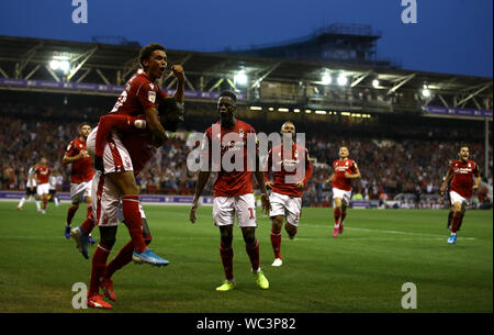 Nottingham Forest Albert Adomah (unten links) feiert ersten Ziel seiner Seite des Spiels mit Mannschaftskameraden zählen während der carabao Cup Achtelfinale auf die Stadt Boden, Nottingham. Stockfoto