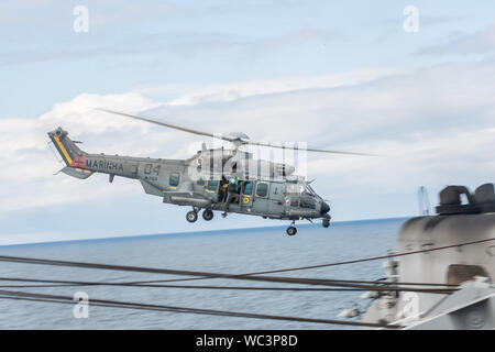 Ein brasilianischer ALS 532 Cougar Hubschrauber vom Deck der USS Carter Hall (LSD 50) August 24, 2019, während der UNITAS LX stattfindet. Die Übung wurde getan, um die Interoperabilität zwischen luft- und seegestützte Operationen aus den USA, Brasilien, Peru und Argentinien zu testen. UNITAS ist der weltweit am längsten laufende, jährliche Übung und bringt zusammen multinationale Streitkräfte aus 11 Ländern Brasilien, Kolumbien, Peru, Chile, Argentinien, Ecuador, Panama, Paraguay, Mexiko, Großbritannien und den Vereinigten Staaten zu gehören. Die Übung konzentriert sich auf die Stärkung der bestehenden regionalen Partnerschaften und ermutigt zur Gründung neuer rela Stockfoto