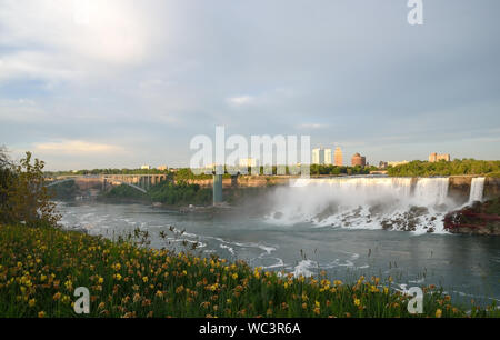 American Falls, Bridal Veil Falls und Rainbow Bridge Abend am Ende der Feder Stockfoto