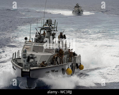 190826 - N - LN 093-1110 Santa Rita, Guam (Aug. 26, 2019) Mark VI Patrouillenboote zur Küsten Riverine Squadron (CRS) 2 mit Eingeschifft Marines 3 Reconnaissance Bataillon zugeordnet, 3rd Marine Division und Abstand Taucher der Royal Canadian Navy Fleet tauchen Pazifik und Atlantik Einheiten zugeordnet, navigieren Sie in der Nähe von Apra Harbor, während eines Besuchs, Board, Durchsuchung und Beschlagnahme (VBSS) Fachexperte Knowledge Exchange als Teil der Übung HYDRACRAB. HYDRACRAB ist ein viereck Übung durch Kräfte aus Australien, Kanada, Neuseeland, und U.S. Naval Forces. Der Zweck dieser Übung Stockfoto