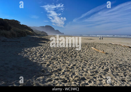 Klippen über dem Strand bei Carl G Washburne Memorial State Park auf der Oregon Küste, in der Nähe von Cape Perpetua und nördlich von Florenz. Stockfoto