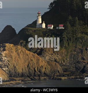 Heceta Head Lighthouse, an der Küste von Oregon, sitzt auf steilen Klippen und einem versteckten Strand. Stockfoto