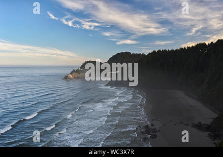Heceta Head Lighthouse, an der Küste von Oregon, sitzt auf steilen Klippen und einem versteckten Strand. Stockfoto