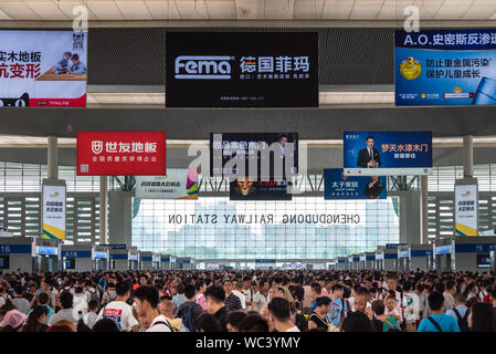 Chengdu, China - Juli 28, 2019: Überfüllte Bahnhof in Chengdu während der Sommerferien saison Hauptstadt in der Provinz Sichuan in China. Stockfoto