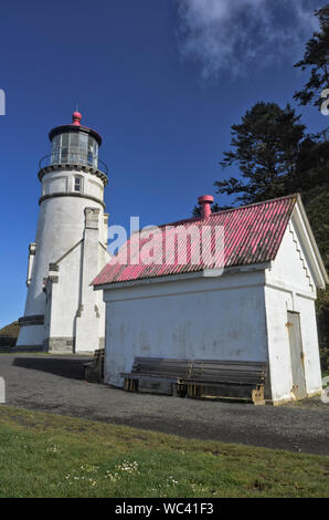 Auf der Oregon Küste, Heceta Head Lighthouse sitzt auf Felsen, auf Heceta Head, in der Nähe von Cape Perpetua, nördlich von Florenz Stockfoto