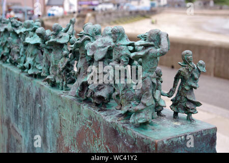 "Witwen & Bairns' Skulptur in Eyemouth. Ein Denkmal zeigt die Witwen und Kinder, die von den schlimmsten Angeln Katastrophe in die schottische Geschichte links untröstlich Stockfoto