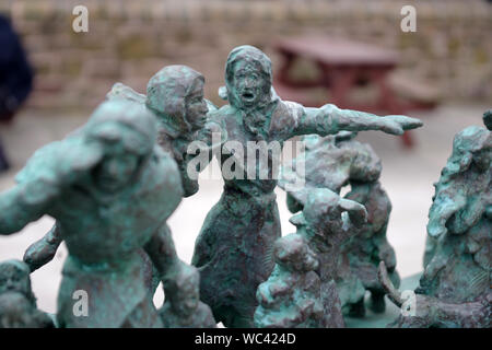 "Witwen & Bairns' Skulptur in Eyemouth. Ein Denkmal zeigt die Witwen und Kinder, die von den schlimmsten Angeln Katastrophe in die schottische Geschichte links untröstlich Stockfoto