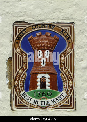 Keramische Wand Zeichen auf der Außenseite der Zimmerleute Waffen in Sherston, die während der 60er Jahre verkaufte das West Country Ales in Cheltenham produziert. Stockfoto